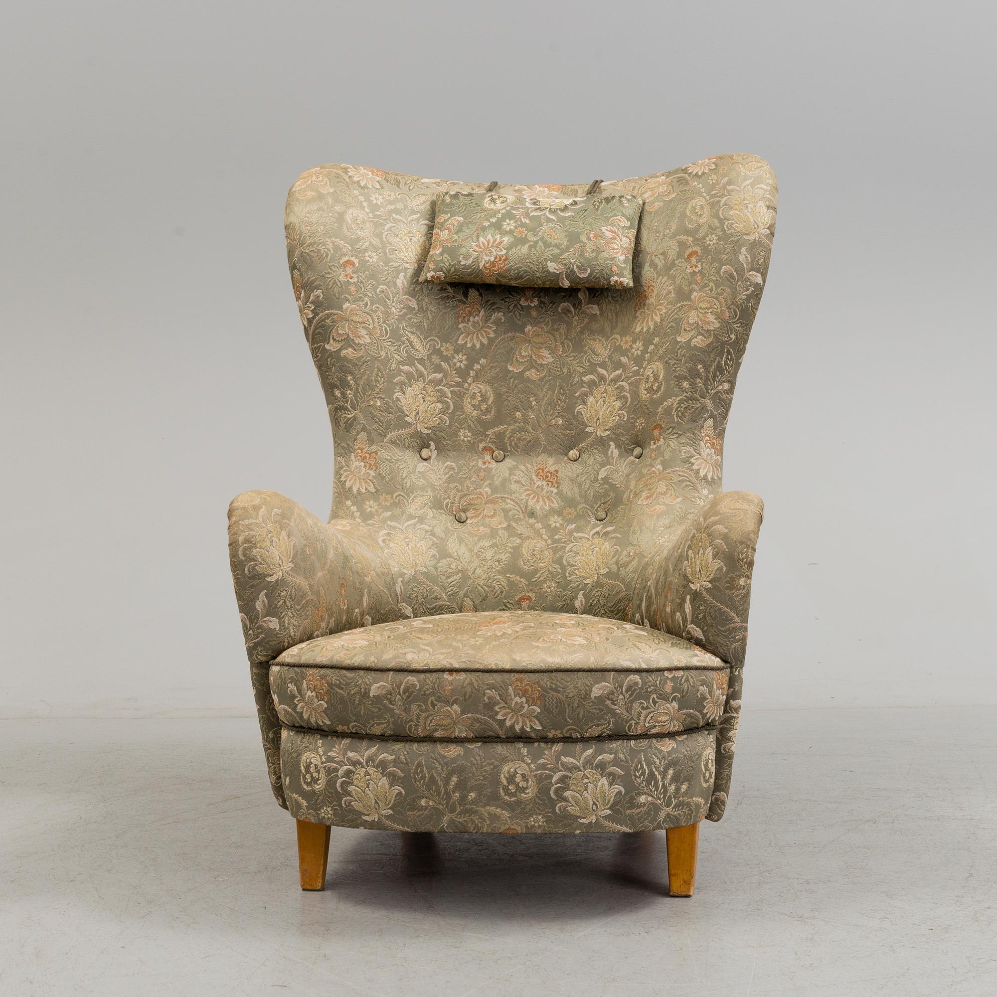 SCANDINAVIAN DESIGN, an upholstered easy chair, 1940's/1950's.