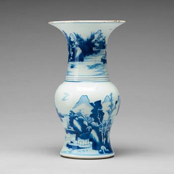 899. A blue and white 'yenyen' vase, Qing dynasty, Kangxi (1662-1722).