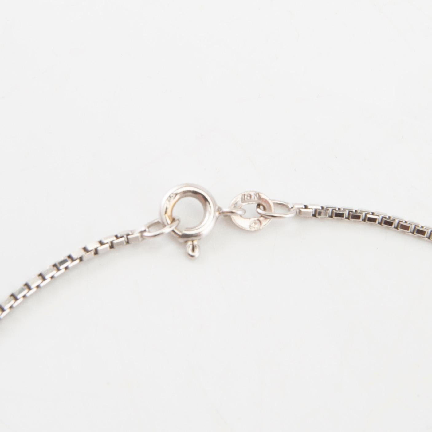 Halsband 18K vitguld med en rund briljantslipad diamant.