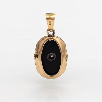 An 18K gold and onyx pendant with a diamonds ca. 0.09 ct. Italy.