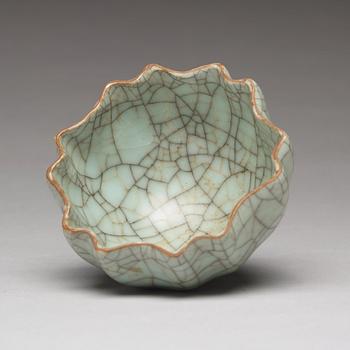 A lotus shaped ge-glazed cup, presumably Ming dynasty (1368-1644).