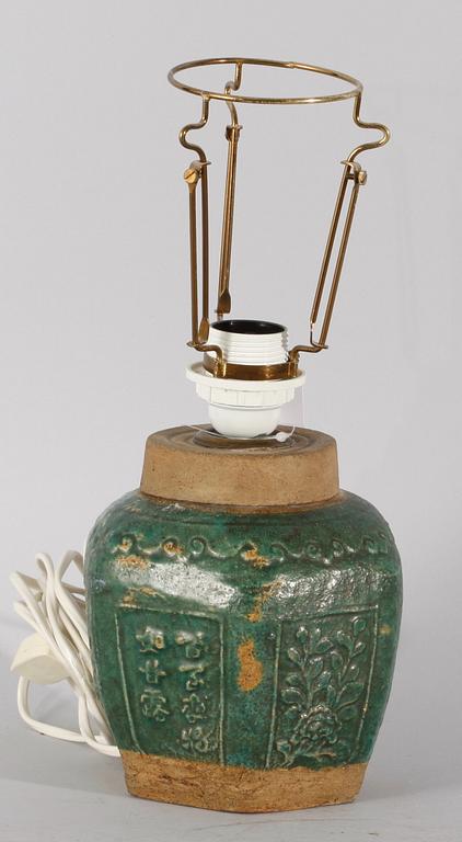 BORDSARMATUR. Stengods. Kina.