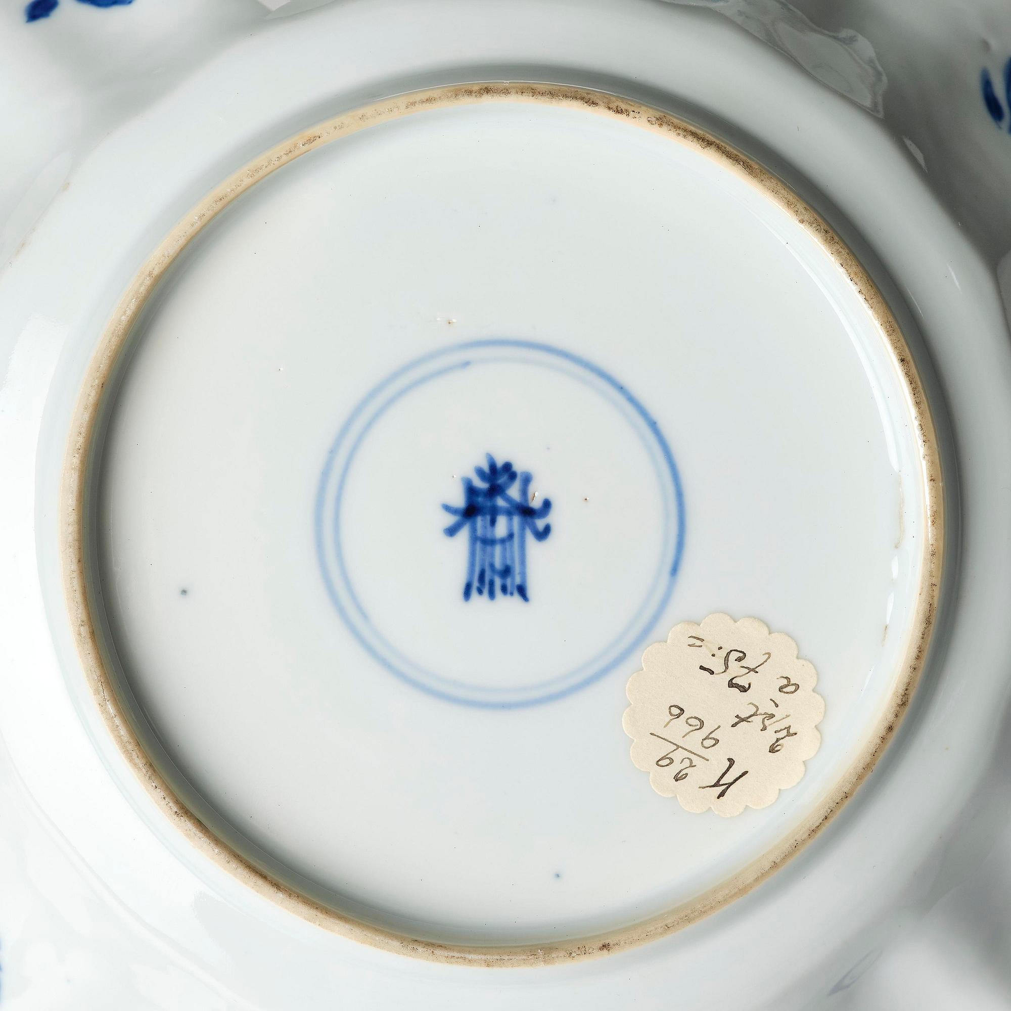 Tallrikar, ett par, porslin. Qingdynastin, Kangxi (1662-1722).