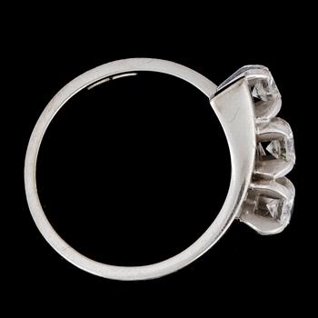 RING, 18k vitguld, 3 briljantslipade diamanter tot ca0,60ct, Stockholm, 1975. Vikt ca6g.