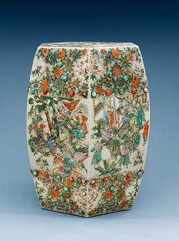 1668. A famille verte garden seat, late Qing dynasty (1644-1912).