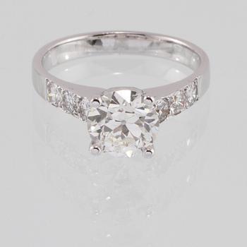 RING, 14k vitguld med äldre briljantslipad diamant, 1.61 ct samt 6 mindre briljantslipade diamanter. Vikt 4 g.