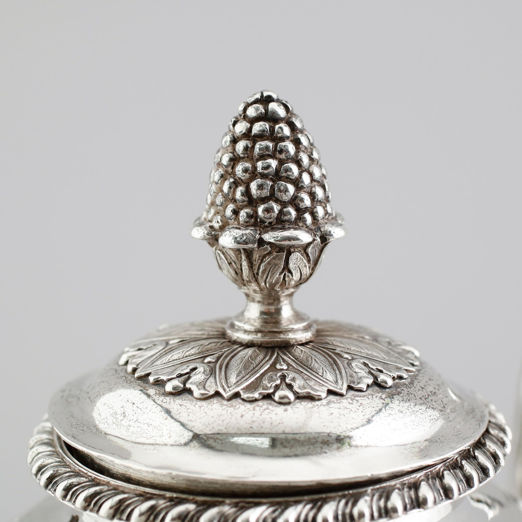 KAFFEKANNA, silver, Johan Petter Grönvall, Stockholm 1834. Vikt ca 679 gram.
