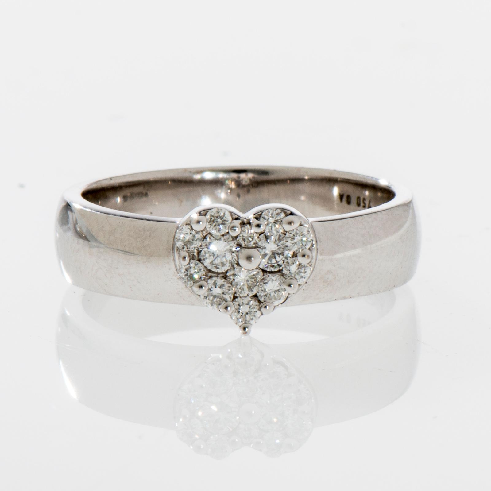 RING, 18K vitguld, diamanter i hjärta form, totalt 0,27 ct. Vikt 6,4 g.