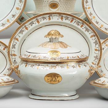 An enamelled and gold dinner service 65 pieces, Qing dynasty, Jiaqing (1796-1820).