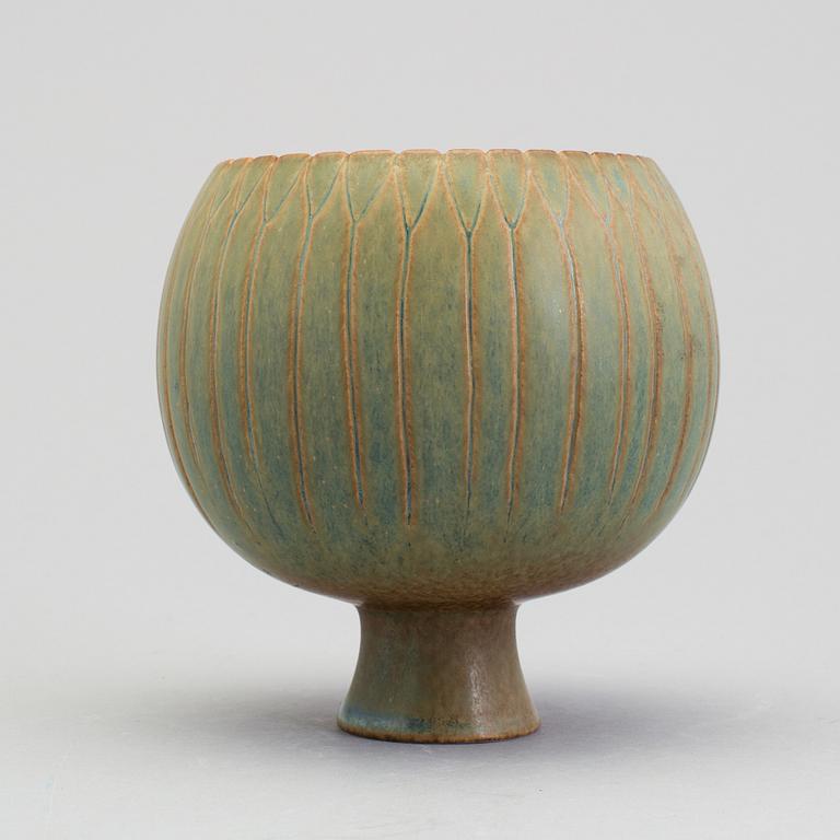 STIG LINDBERG, a footed stoneware bowl, Gustavsberg 1950/60s.