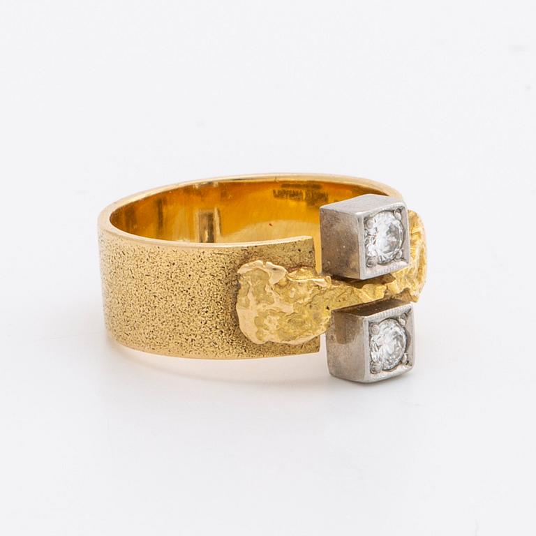 LAPPONIA ring 18K gold w 2 brilliant-cut diamonds approx 0,20 ct in total, Finland 1973.