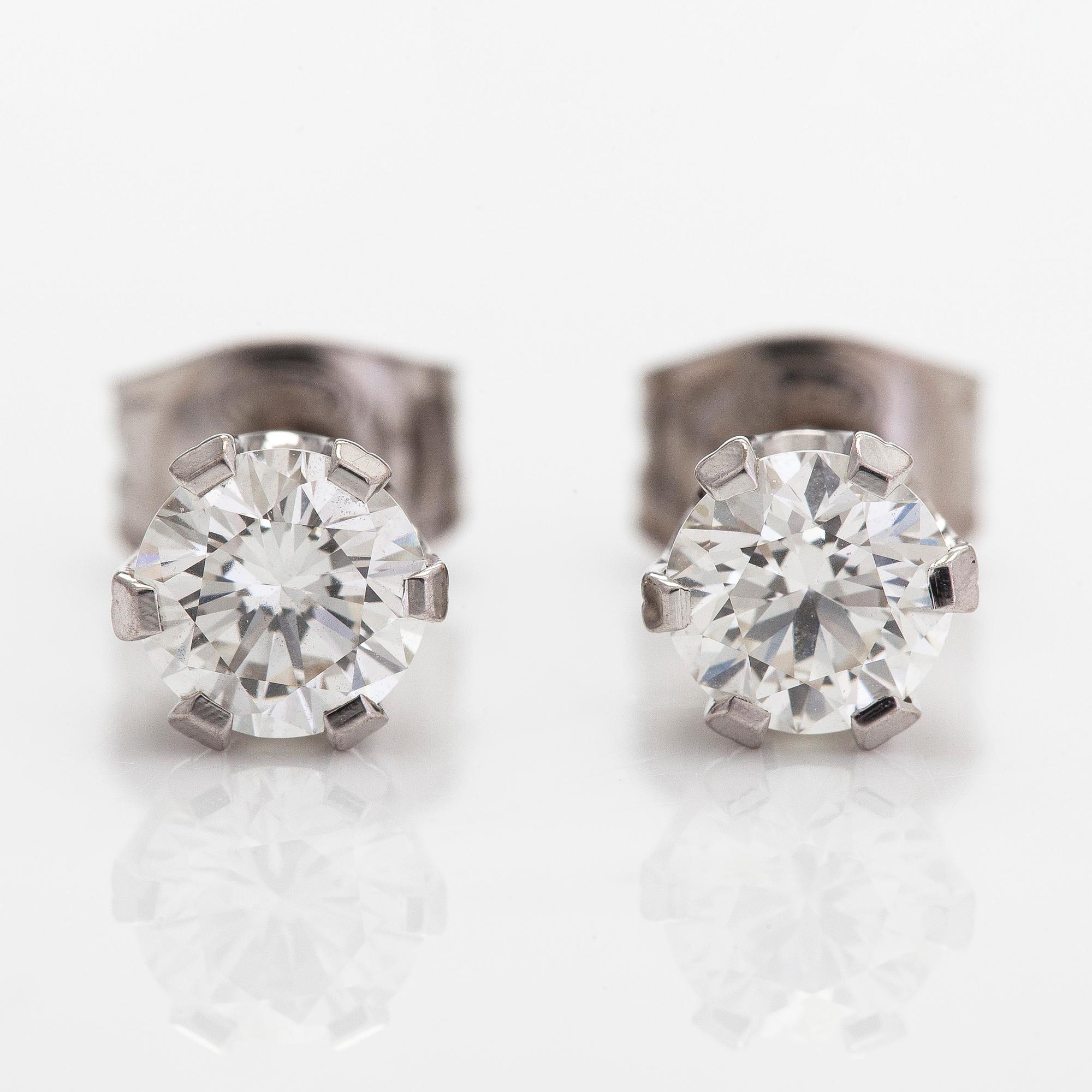 Örhängen, 14K vitguld med runda briljantslipade diamanter ca 1.01 ct totalt. E.G.L certifikat.