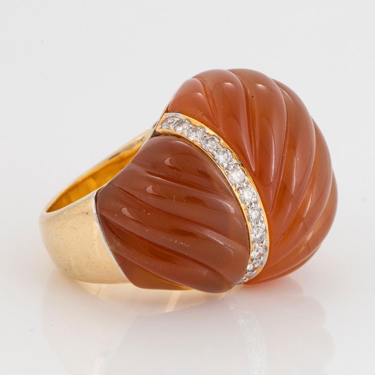 Ring 18K guld med agat och runda briljantslipade diamanter.