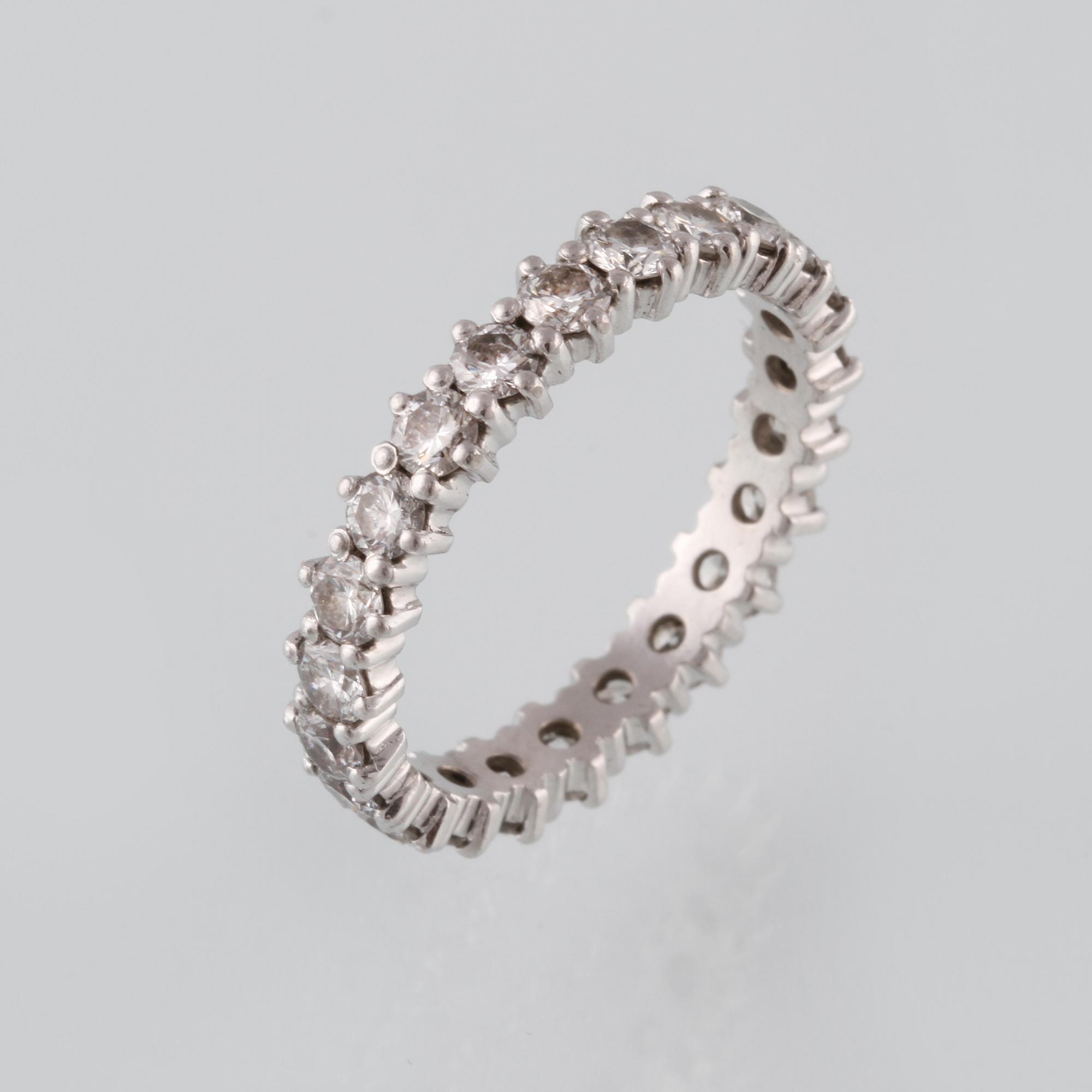 RING, 18K vitguld med briljantslipade diamanter ca 2.00 ct. Vikt 3,5 gram.