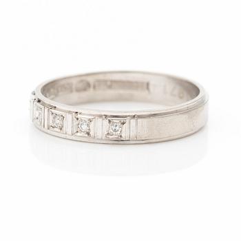 Half-eternity ring, 18K white gold with octagonal-cut diamonds.