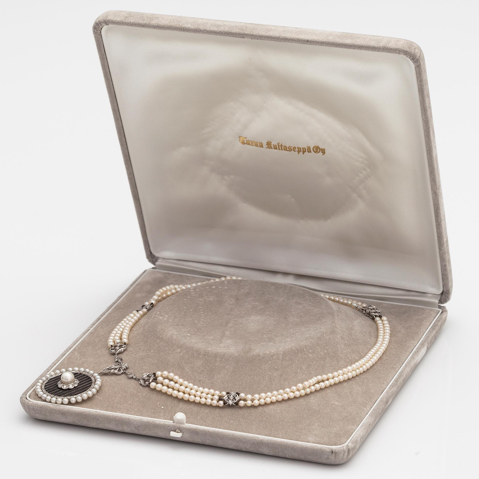 A 20th century 18K white gold collier with cultured pearls, enamel and ca. 0.76 ct of brilliant cut diamonds.