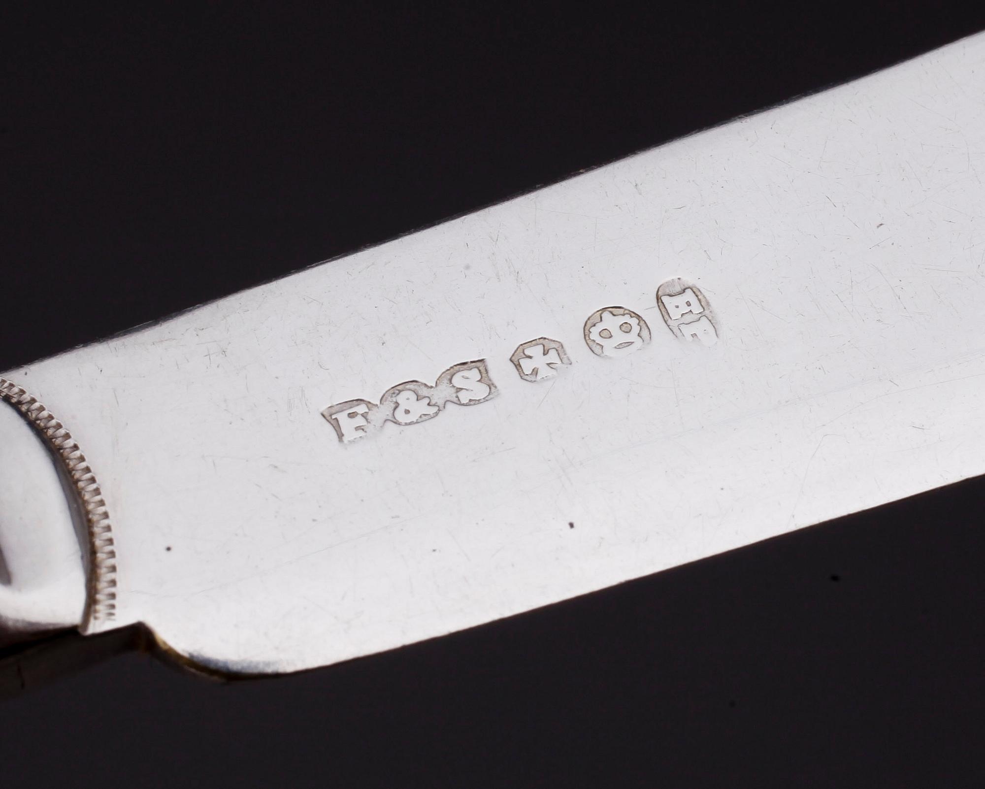 FISKBESTICK i SCHATULL, 24 delar, nysilver, Fattorini & Sons, England, tidigt 1900-tal.