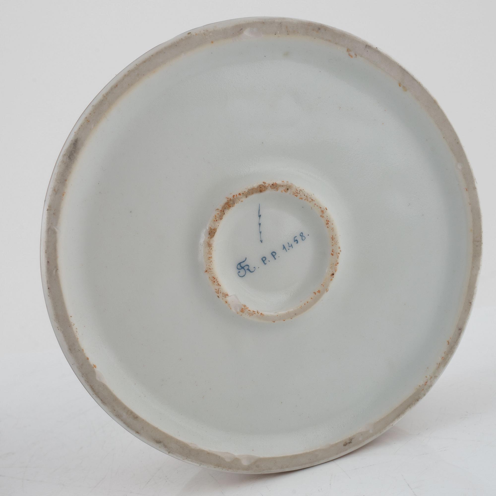 A porcelain box, 19th Century.