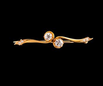 390. A BROOCH, old cut diamonds c. 0.50 ct. 18 K gold. 18/1900 s. Length 41 mm, weight 4,1 g.