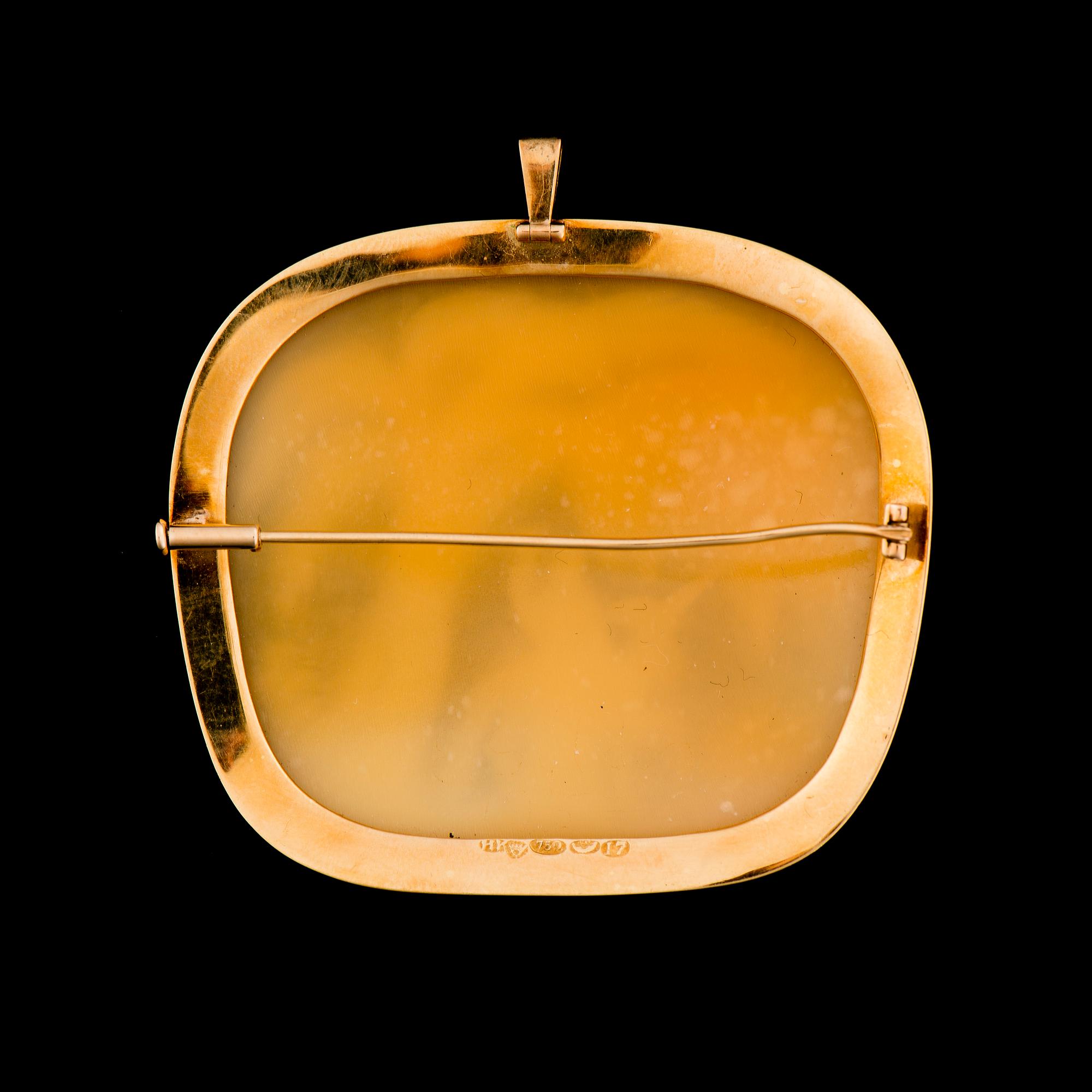 A CAMEO PENDANT / BROOCH, 18K gold. Eva Gyldén 1957, set by Heikki Kaksonen, Helsinki Finland 1962.