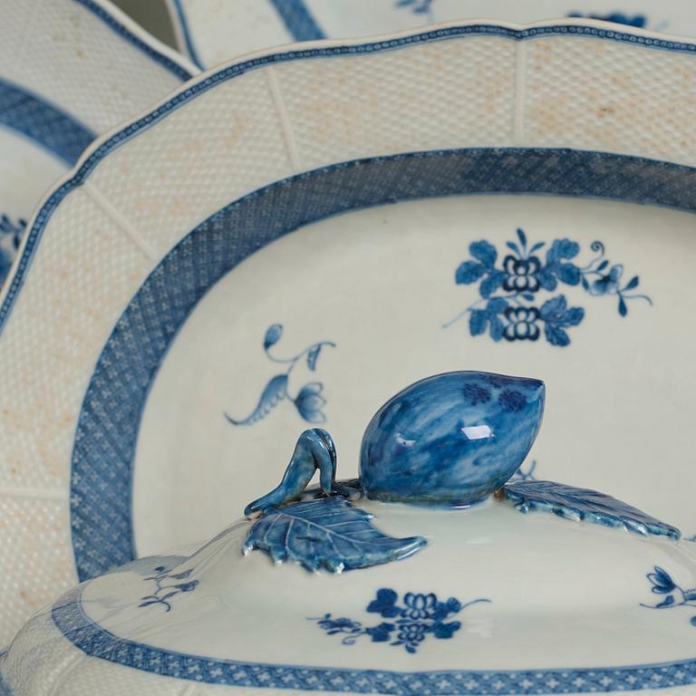 A blue and white dinner service, Qing dynasty, Qianlong (1736-95).(168 pieces) (152 pieces).