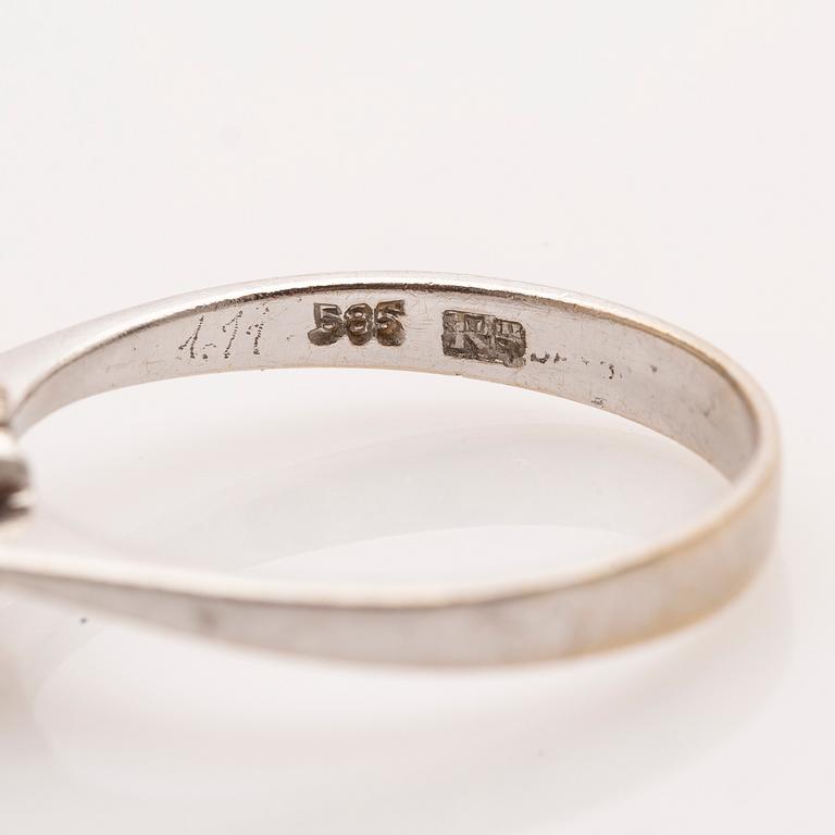 Ring, 14K gold with brilliant-cut diamond.