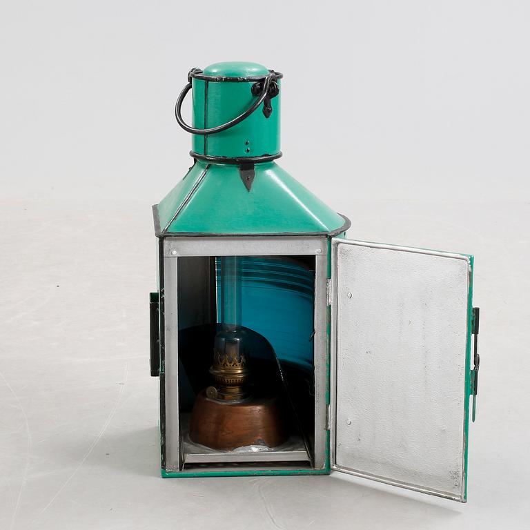 GOLVLYKTA. En fartygslykta. J. O. Larsen & Co, Stockholm, 1900-talets första hälft.