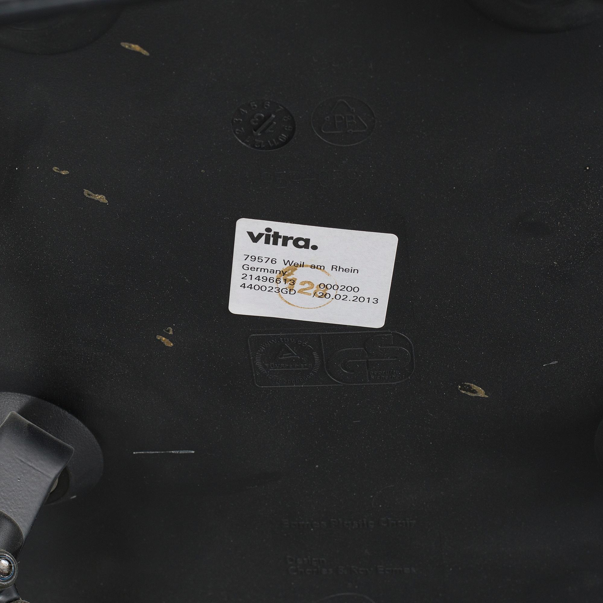 CHARLES & RAY EAMES, stolar, 6 st, Vitra, 2013.