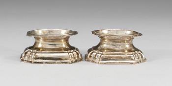579. SALTKAR, ett par, silver. Nürnberg 1700-talets förra hälft (1).