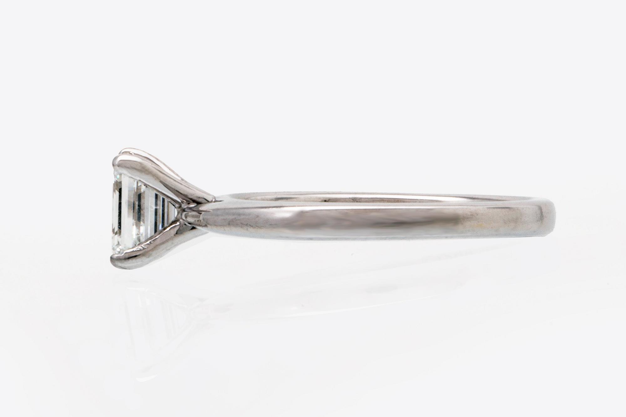 Ring platina med en smaragdslipad diamant 0,73 ct TW (G)/VS2, värderingsintyg Kaplans Stockholm 2020.