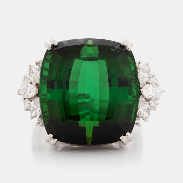 Ring 18K vitguld med en fasettslipad grön turmalin.