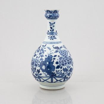 A blue and white porcelain vase, China, Qingdynasty, 19th century.