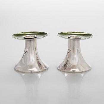 Eva Hidström, kynttilänjalkapari, sterlinghopea, emali, Kultakeskus, Hämeenlinna 1969.