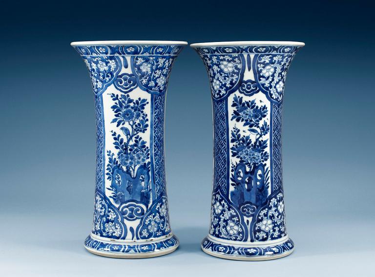 A pair of blue and white vases, Qing dynasty, Kangxi (1662-1722). (2).