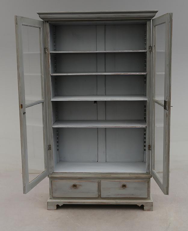 VITRINSKÅP, omkring år 1900.