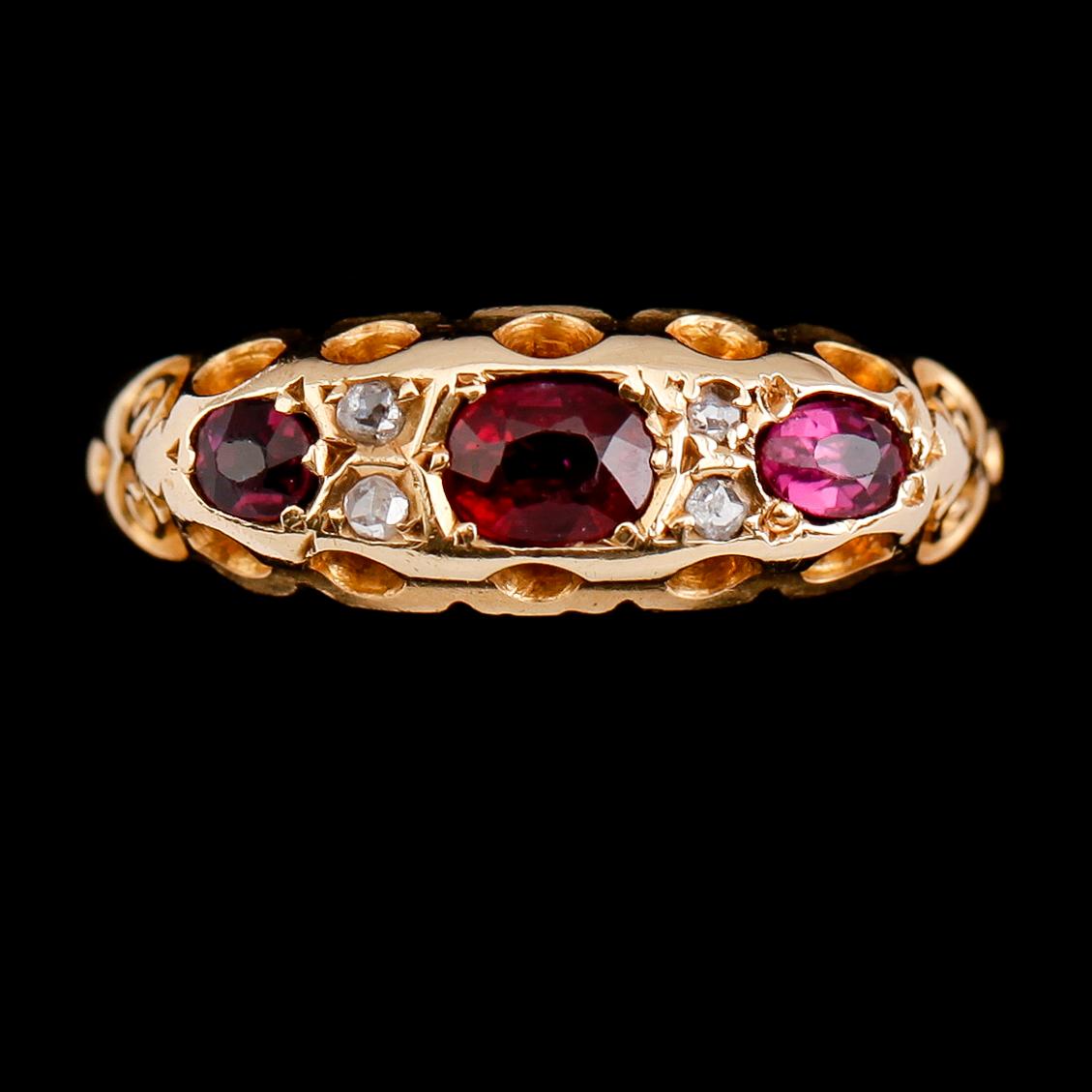 RING, 18 k guld, England 1904, med röda stenar och rosenslipade diamanter. Vikt ca 3 gram.