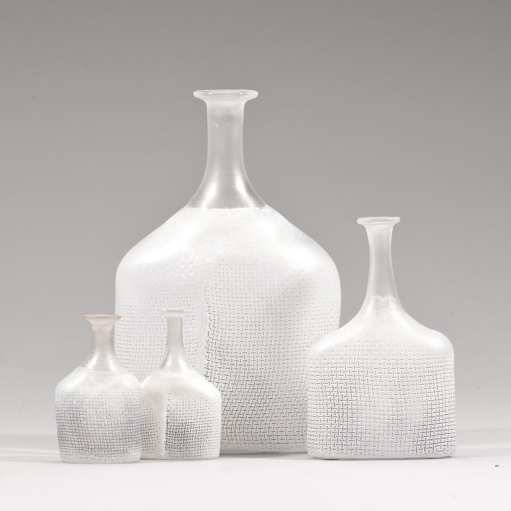 FLASKOR, 4 st, glas. Bertil Vallien, Kosta Boda. Signerade.