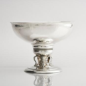 C.G. Hallberg, stor uppsatsskål, silver, Svensk importstämpel, Stockholm 1917.