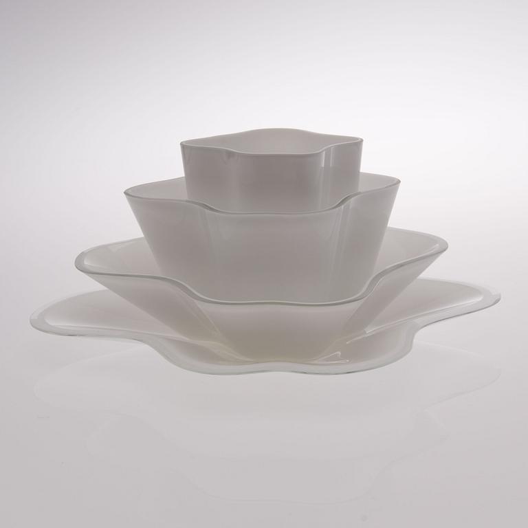 ALVAR AALTO, GLASS SCULPTURE, 4 PIECES. The Aalto Flower. Signed Alvar Aalto, the lower dish numbered 19/1986. Iittala.