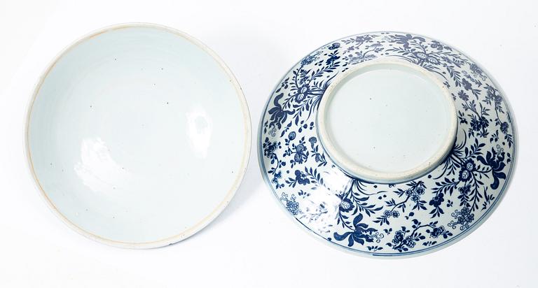 A Chinese blue and white tureen with cover, 20th century.