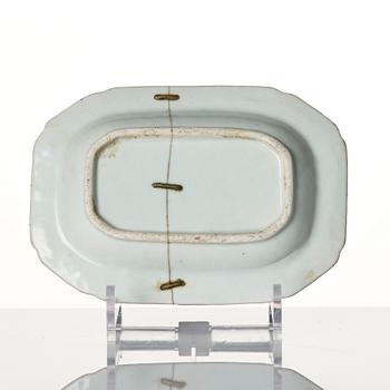 A Chinese blue and white porcelain service, 16 pieces, Qing dynasty, Qianlong (1736-95).