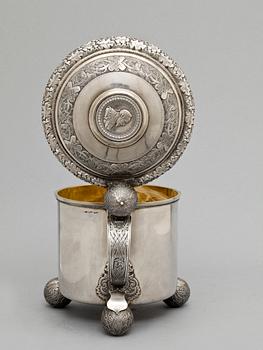 DRYCKESKANNA, silver, barockstil. Erlandsson AB, Kristianstad, 1919. Vikt 1160 g.