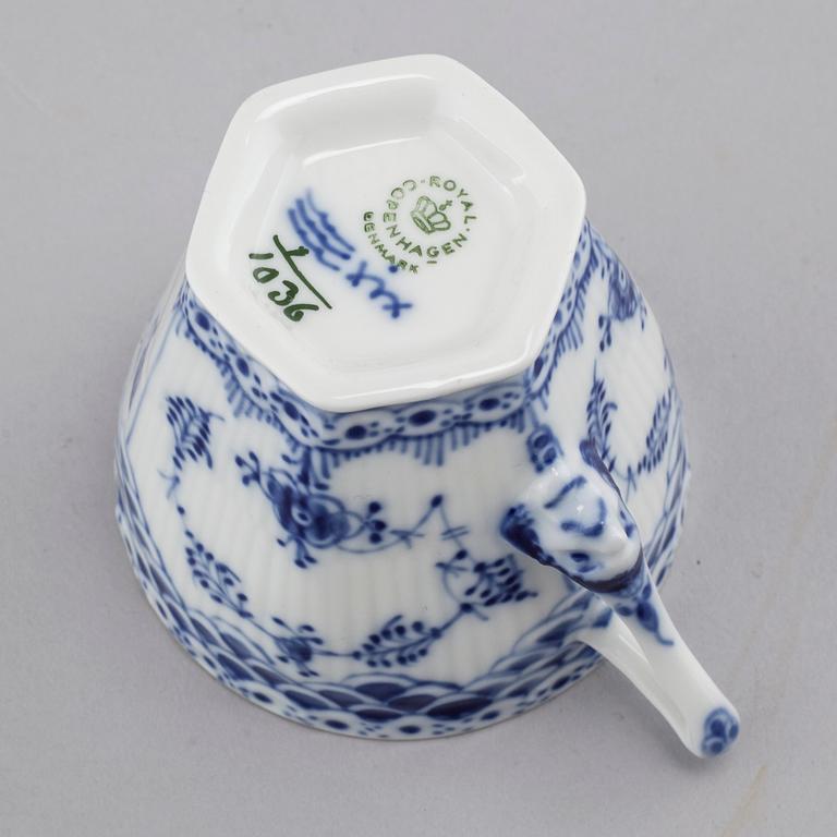 KAFFESERVIS, 26 delar, porslin, "Musselmalet", Royal Copenhagen.