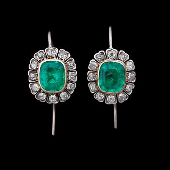 1111. A pair of emerald earrings, app. 2 cts set with old-cut diamonds tot. 0.70 cts.