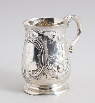 MUGG, silver, Matthew West, Dublin, 1700-talets andra hälft. Vikt ca 236 gram.