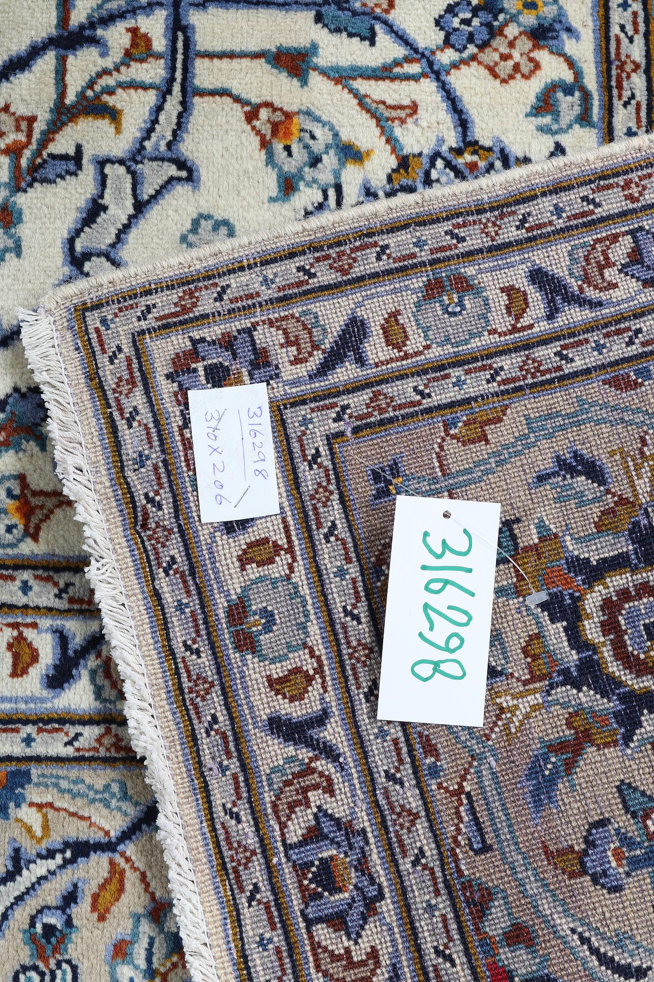 A carpet, Kashan, ca 310 x 206 cm.