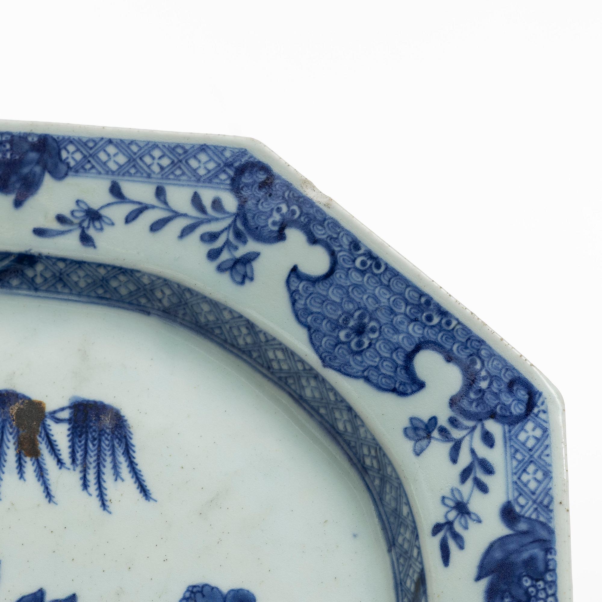 A blue and white serving dish, Qing dynasty, Qianlong (1736-95).