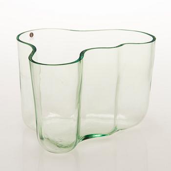 ALVAR AALTO, MALJAKKO, lasia, "Savoy" numeroitu 1574/2002, merkitty Alvar Aalto Iittala. Valmistettu 2002.