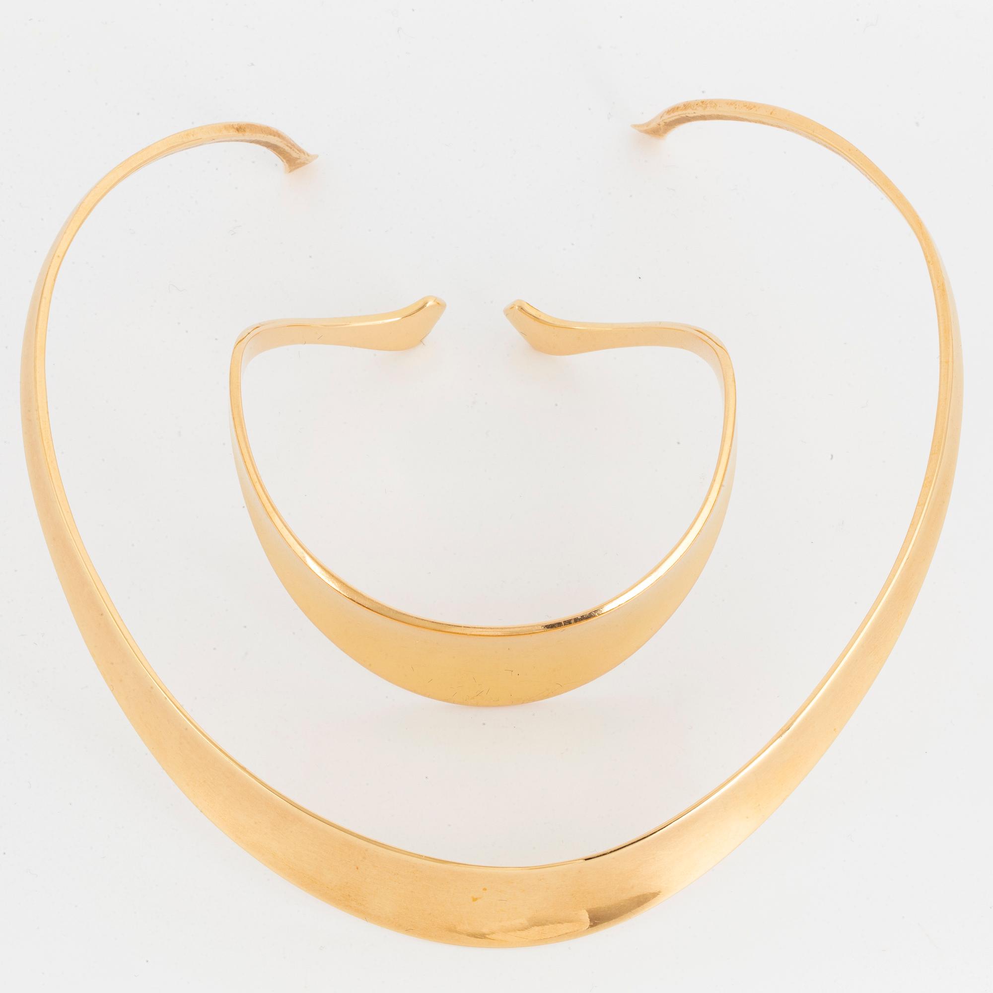 18K gold necklace and bracelet.