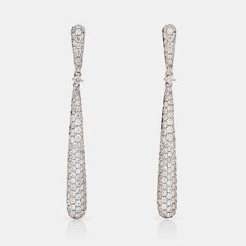 814. A pair of diamond earrings, 1.62 cts in total.